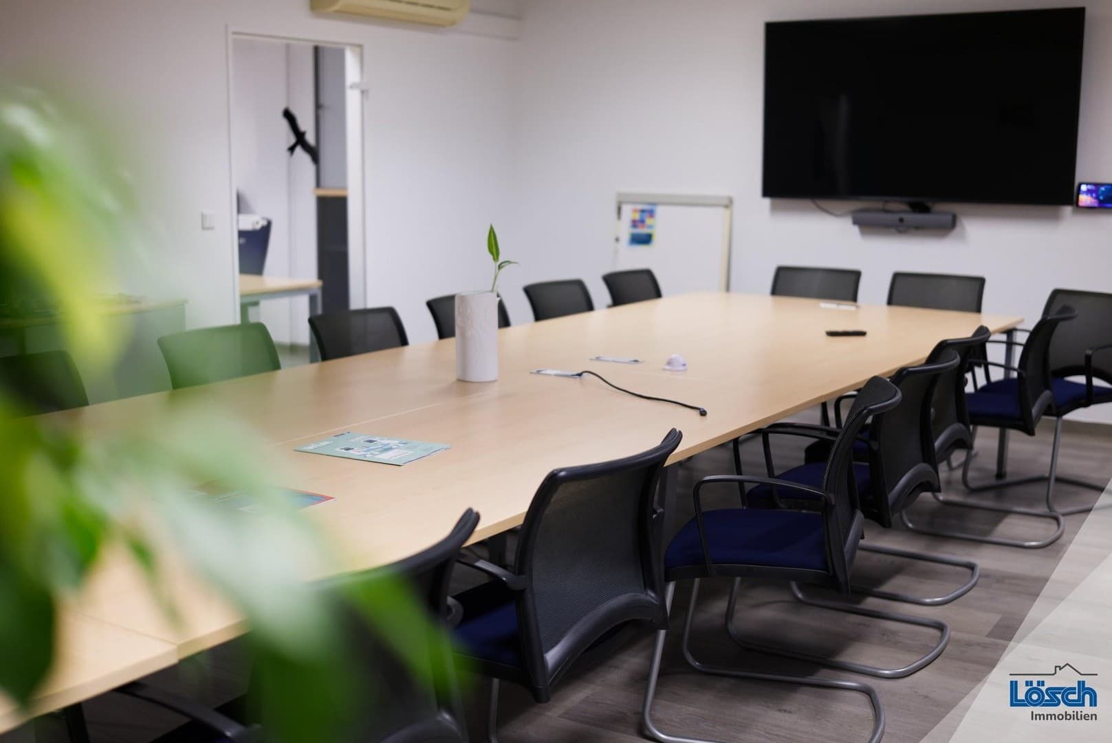 Erstbezug nach Sanierung: hochwertig, klimatisiertes Büro, erweiterbar bis 315 m², mit Stellplätze