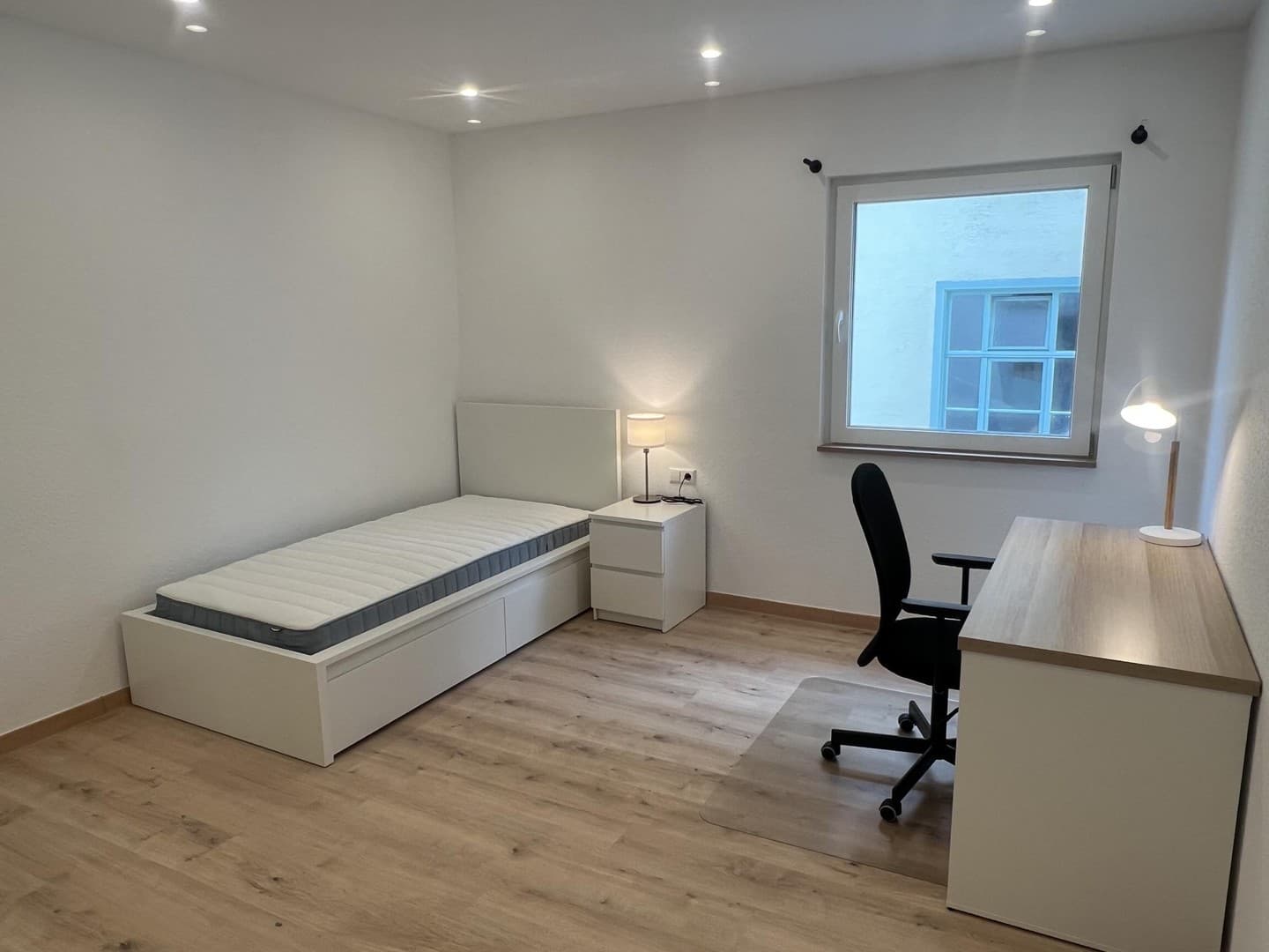 Zimmer in voll möblierter 4er-WG (Erstbezug nach Sanierung) mit großem Gemeinschaftsbalkon