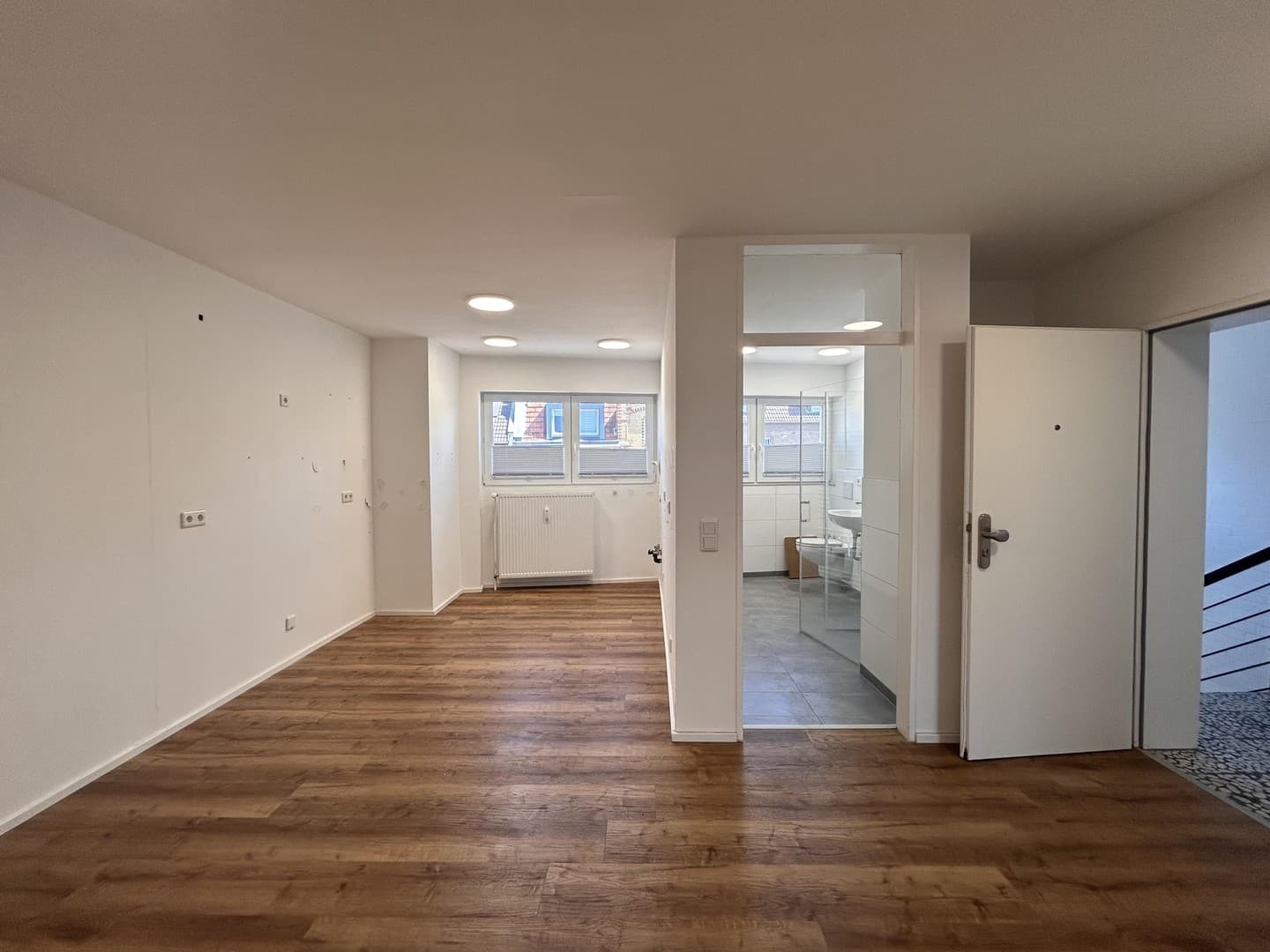 Sanierte und großzügige 2,5 Zimmer-Wohnung mit Wintergarten!