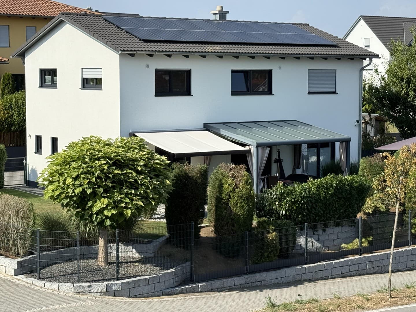 Neuwertiges Einfamilienhaus mit Wärmepumpe, PV, Doppelgarage & hochwertiger Ausstattung