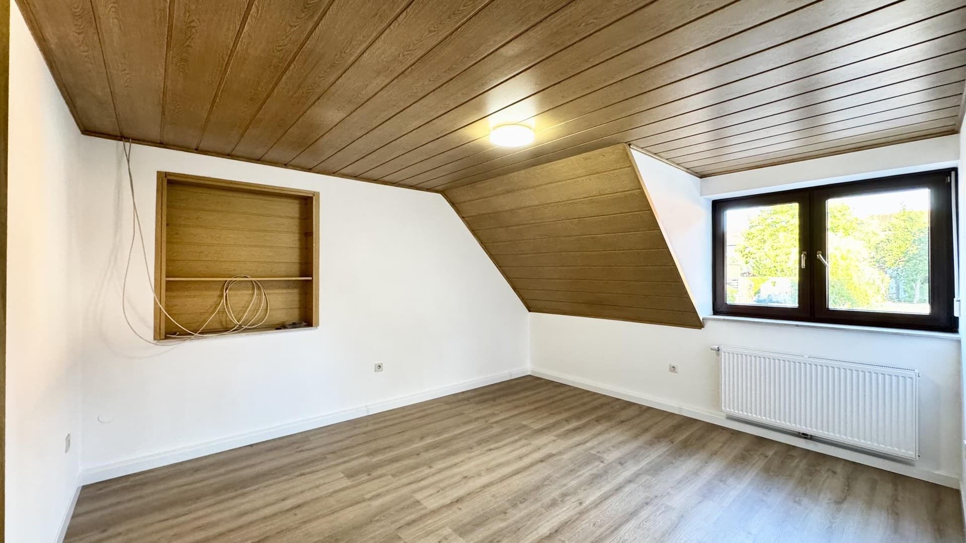 Frisch renovierte 3-Zimmer-Dachgeschosswohnung im Zweifamilienhaus mit Kaminanschluss