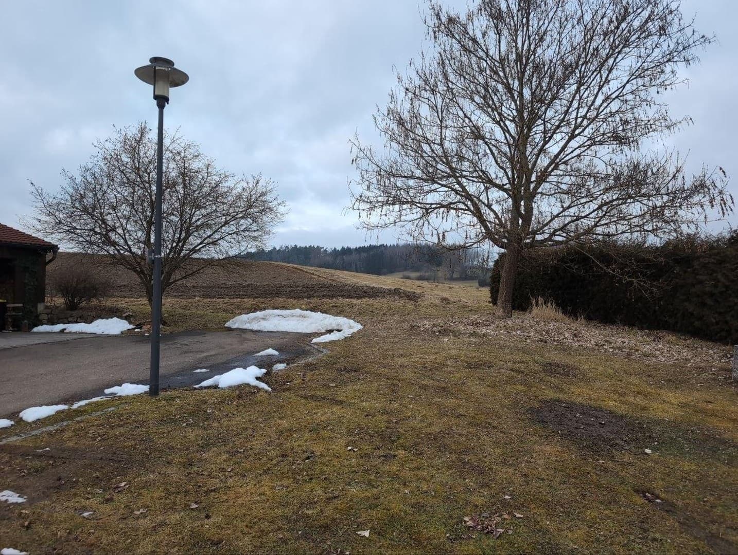 Erschlossenes Baugrundstück mit Einzelgarage in Ortsrandlage