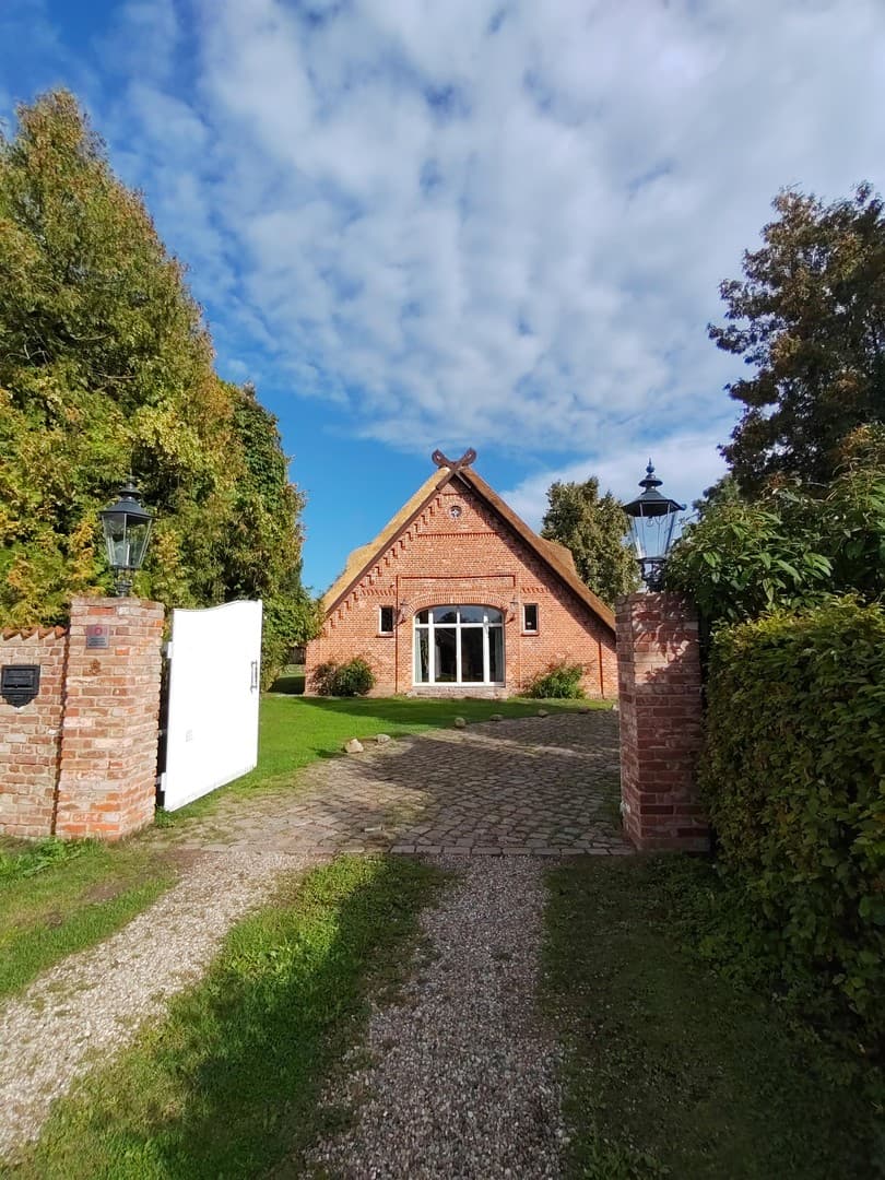 Kernsaniertes Bauerhaus unter Reet auf naturnahem Grundstück in Feldrandlage