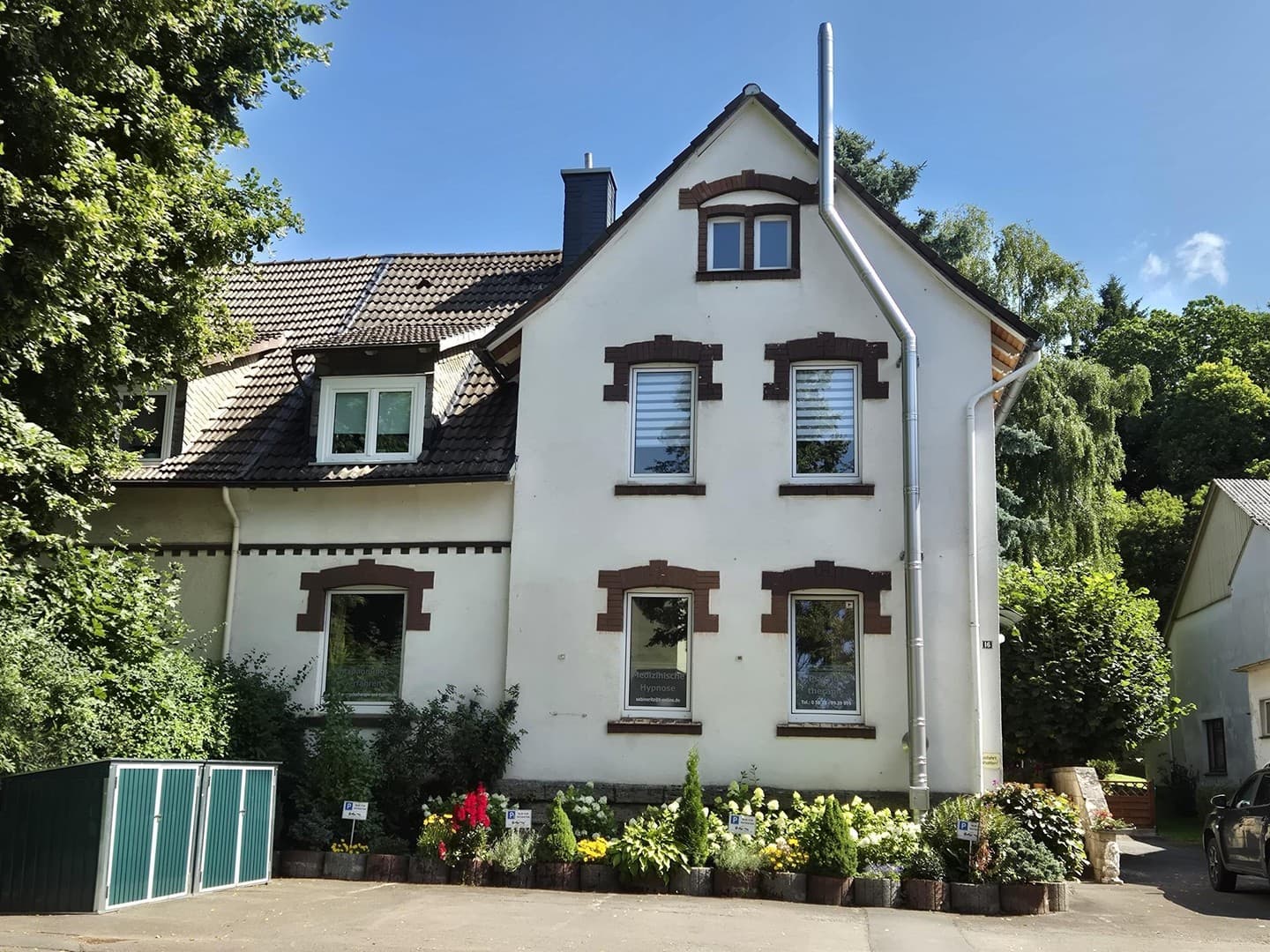 Stilvoll saniertes Zweifamilenhaus mit erschlossenem Baugrundstück in Diemelsee-Adorf