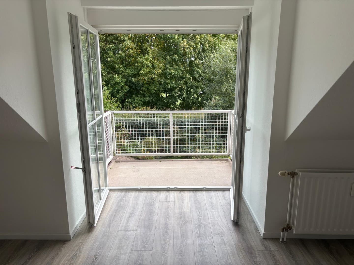 Helle ruhige 2 Zimmer Dachwohnung im 1.OG mit Blick ins Grüne, Einbauküche, großer Balkon