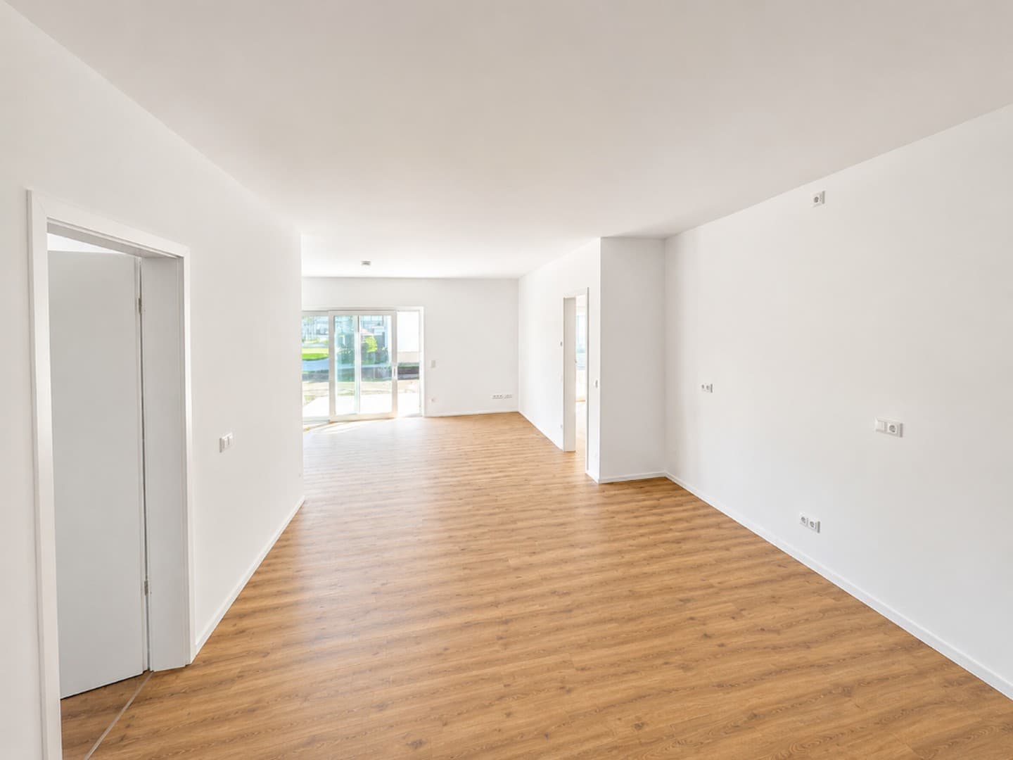 Stilvolles Wohnen: 4 Zimmer Erdgeschosswohnung mit Terrasse im Villen-Quartier