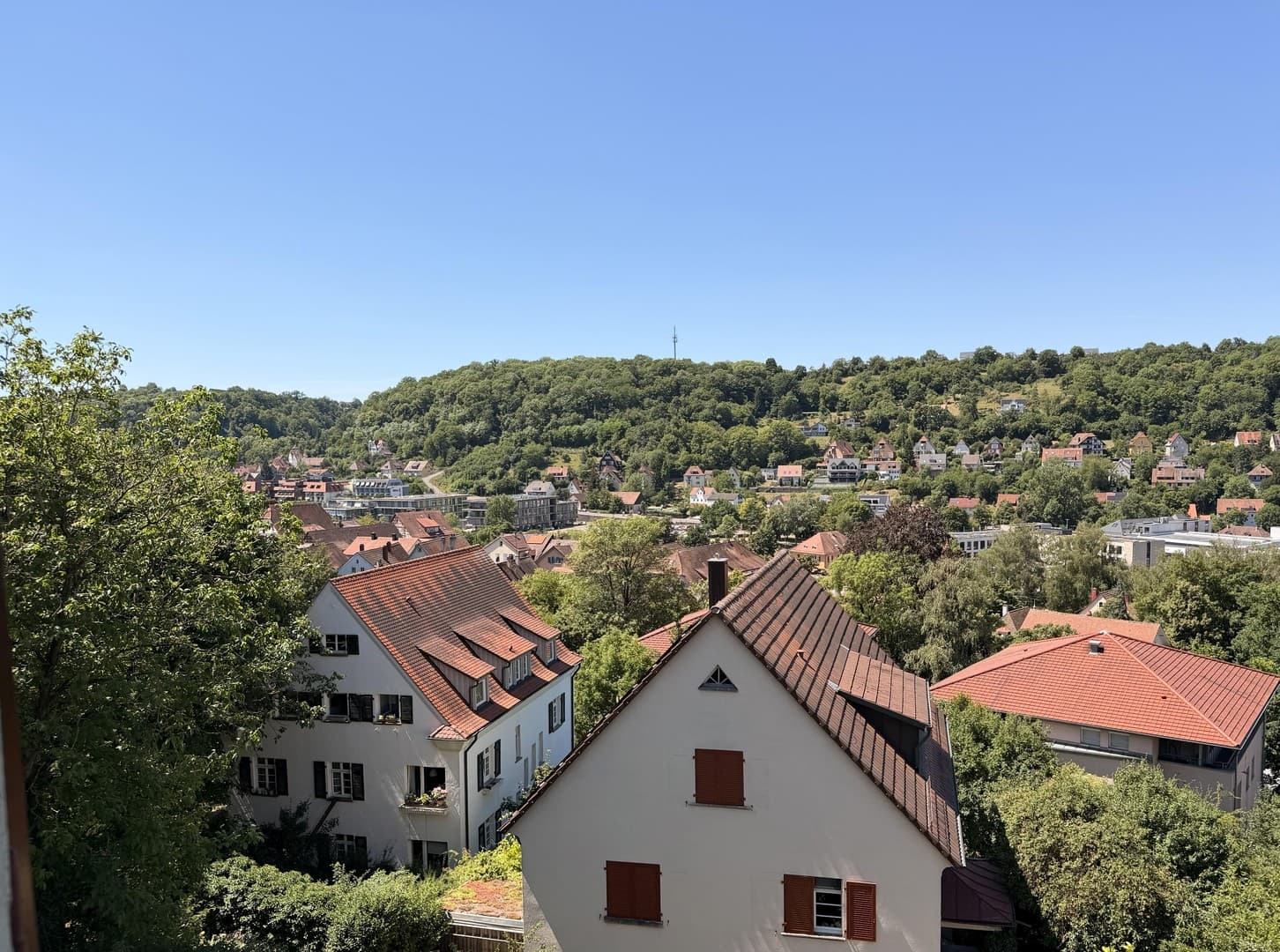 Freistehendes Haus mit Blick auf Hall, großer Garten