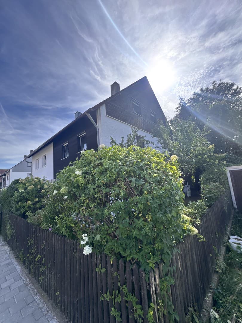 MODERNE DOPPELHAUSHÄLFTE MIT AUSGEBAUTEM DACHSTUDIO, VOLLKELLER UND 2 GARAGEN