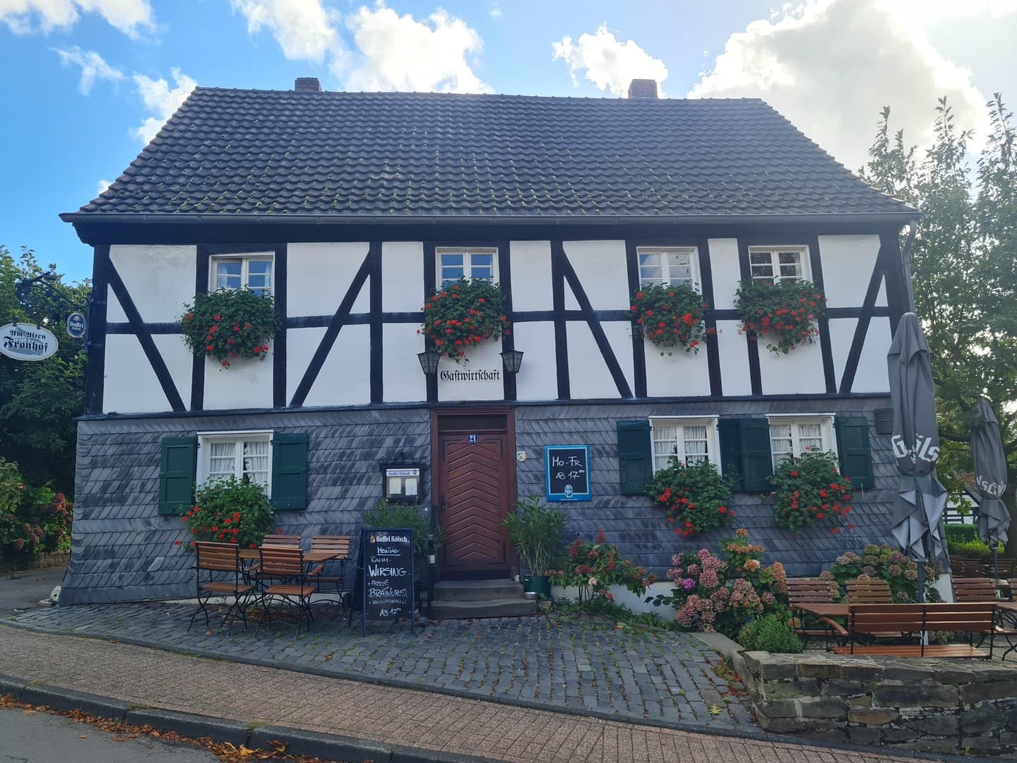 Historisches Fachwerk-Ensemble (Haupthaus + Nebengebäude + 2 Garagen)