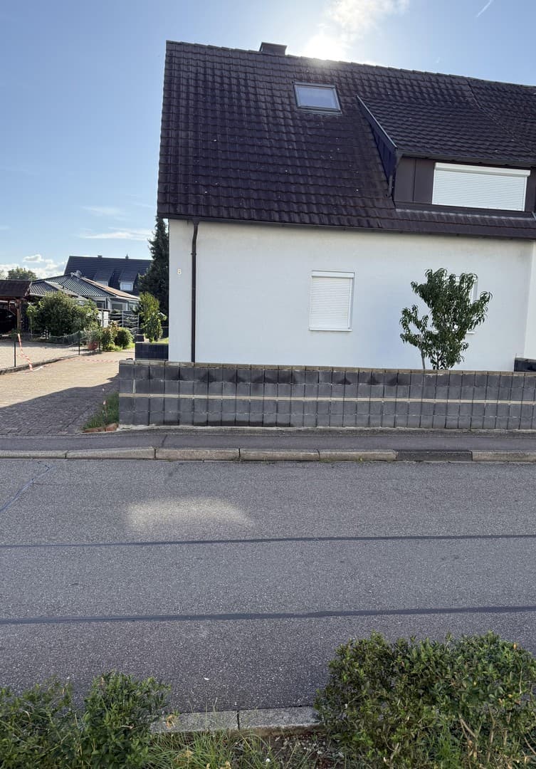 schöne Doppelhaushälfte mit großem Grundstück und Carport