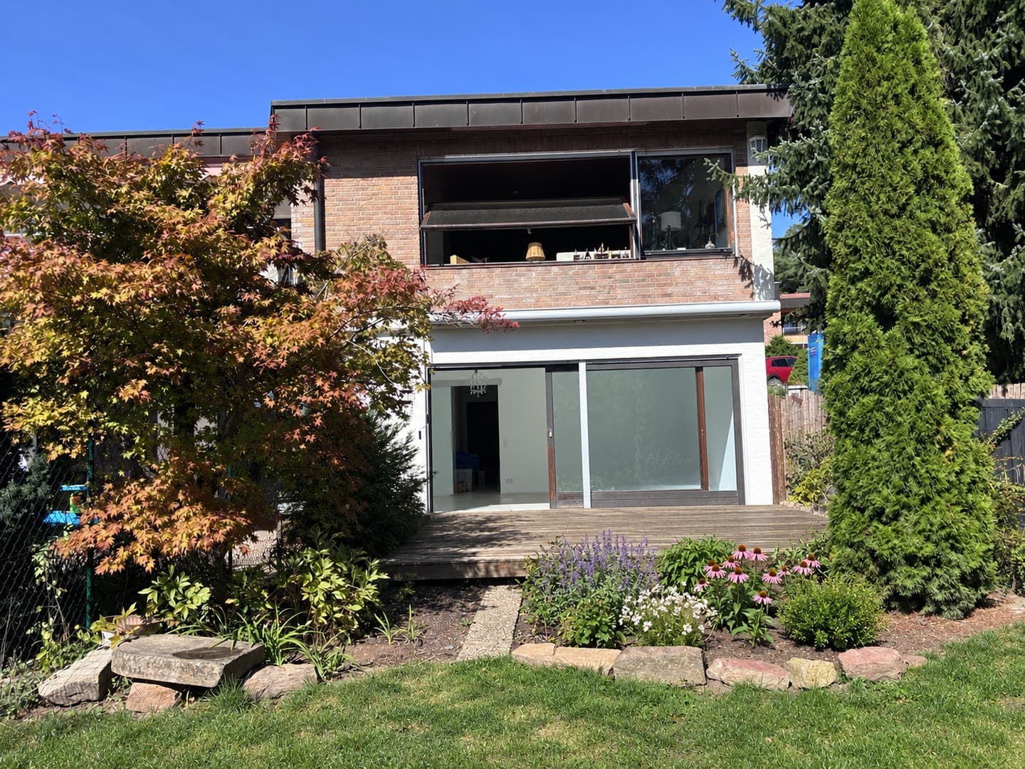 Modernisierte Einliegerwohnung in ruhiger Lage mit Terrasse und Garage