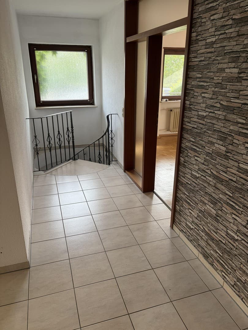 Attraktive Maisonette mit Südbalkon, zwei komplett renovierten Bädern und neuer Küche in Brühl