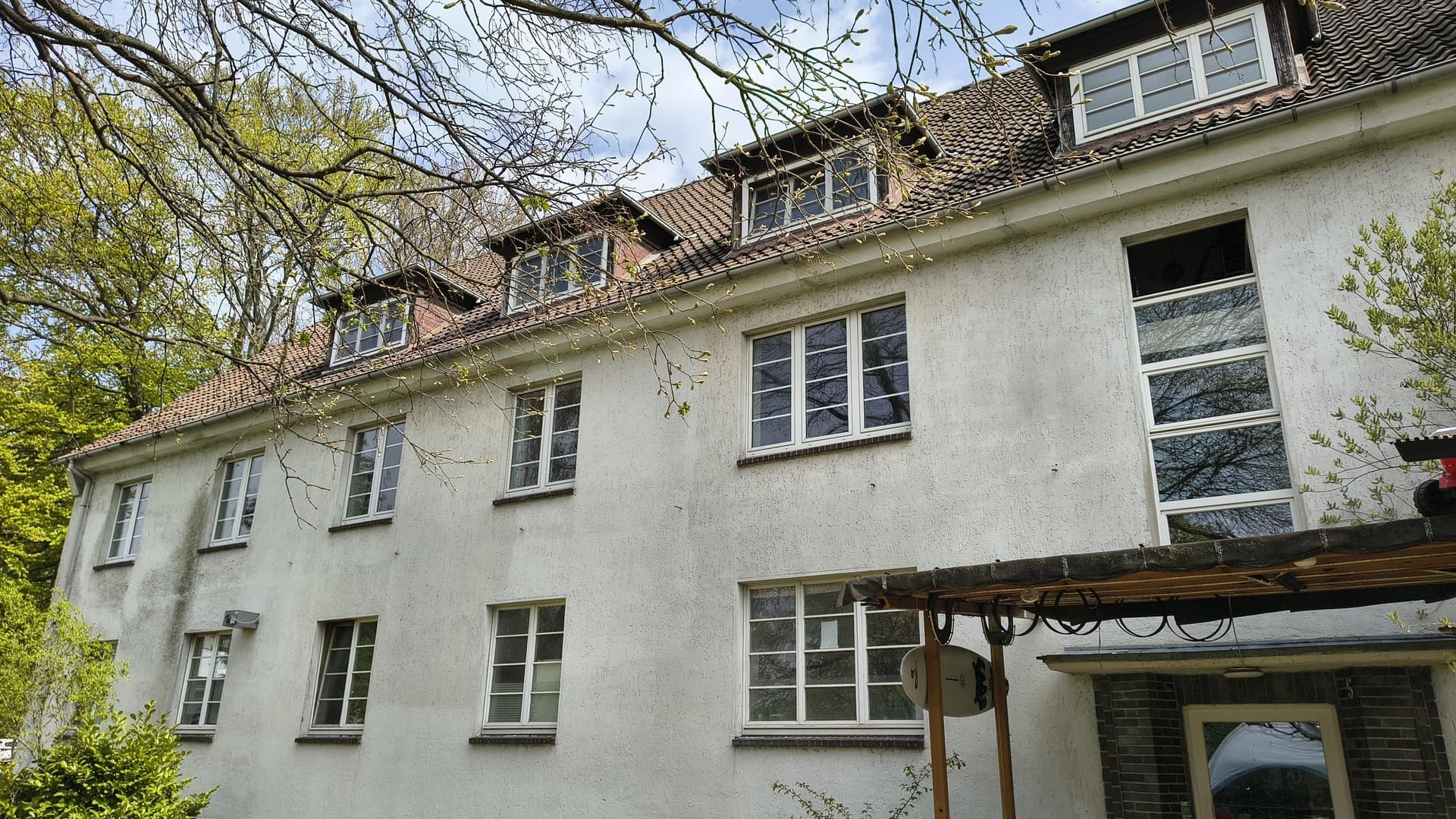 Große, bezugsfertige Wohnung - 6,5 Zimmer + 3 Stellplätze