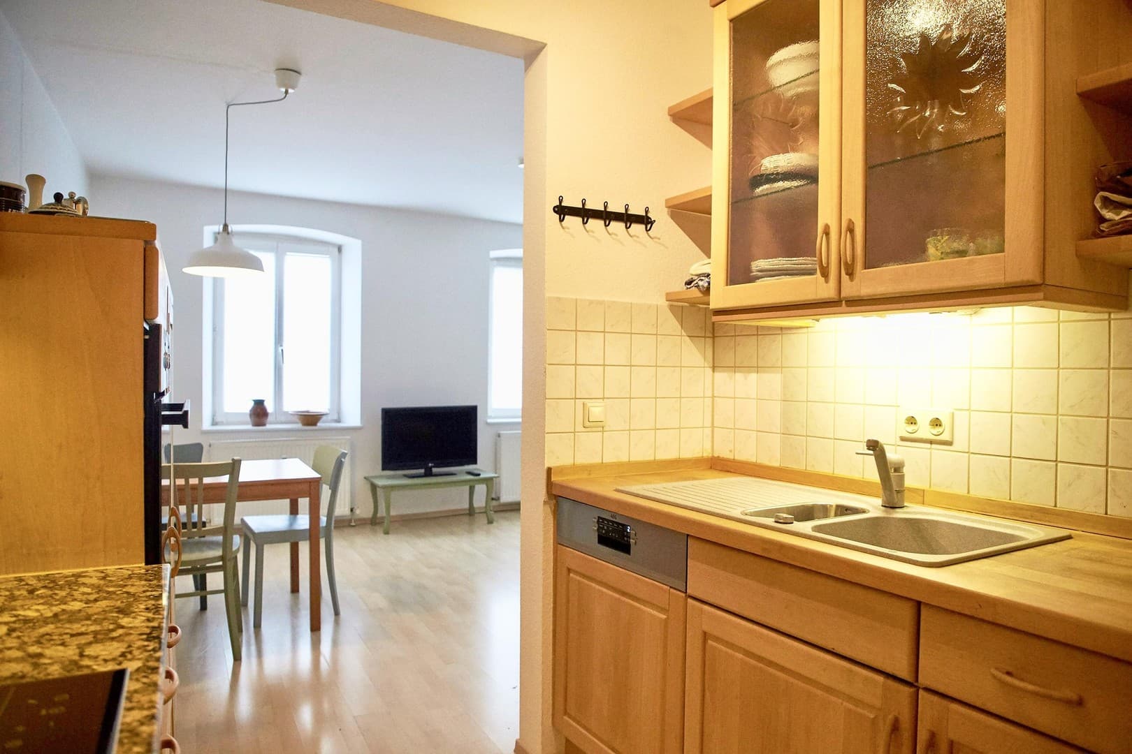 Möblierte 2-Zimmer-Wohnung mit Einbauküche & Carport in zentraler Lage