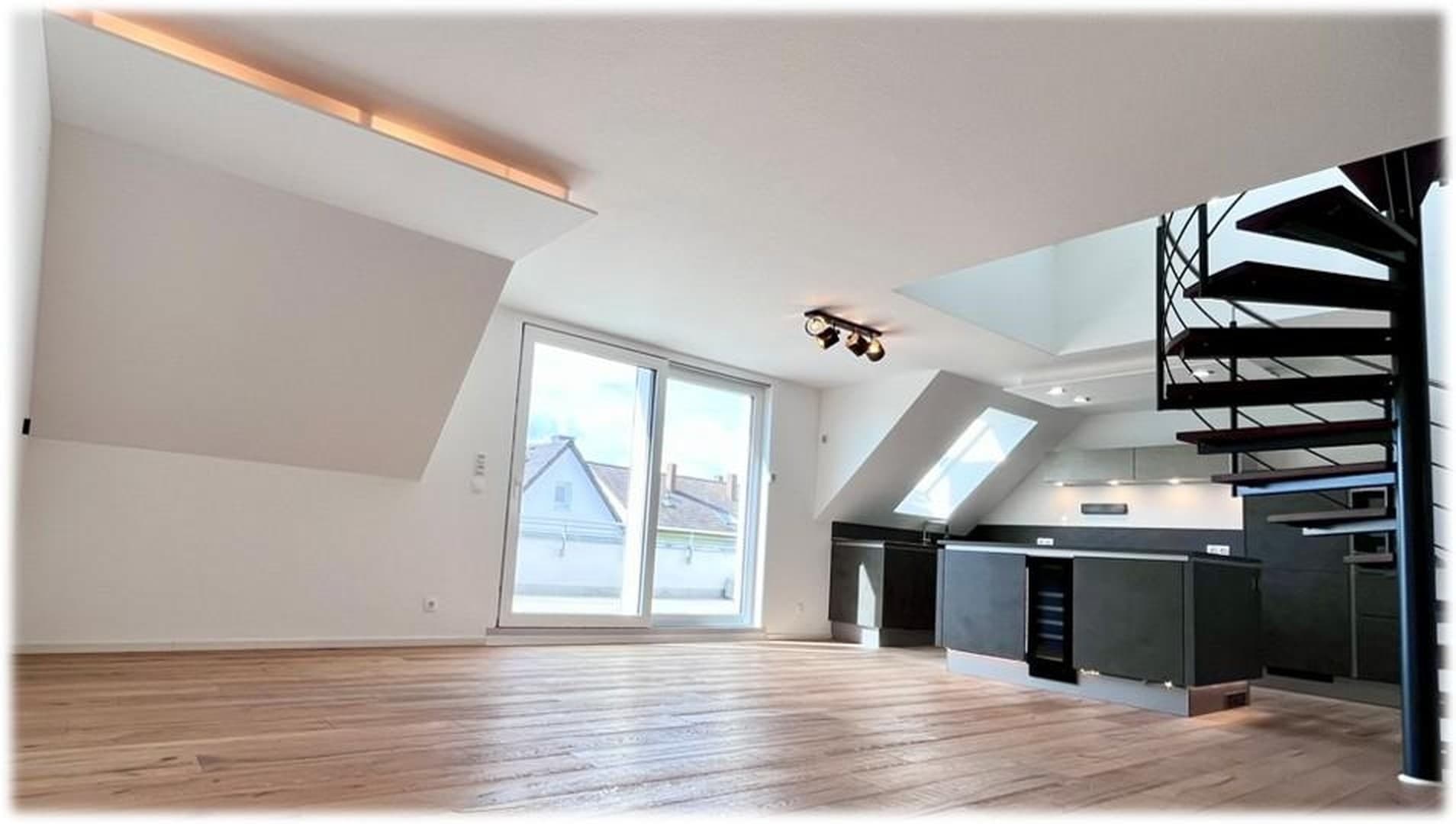 Zukunftssicher wohnen: Moderne KfW-55-Maisonette (A+) mit großer Dachterrasse & 2 Stellplätzen