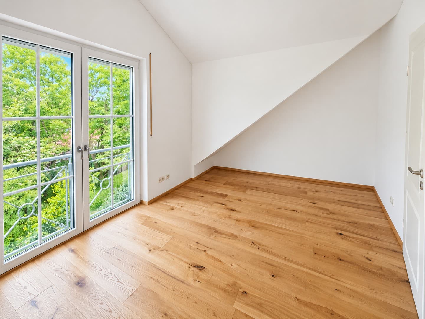 Schöne DG-Wohnung mit Einbauküche und Garten im Herzen Haar's