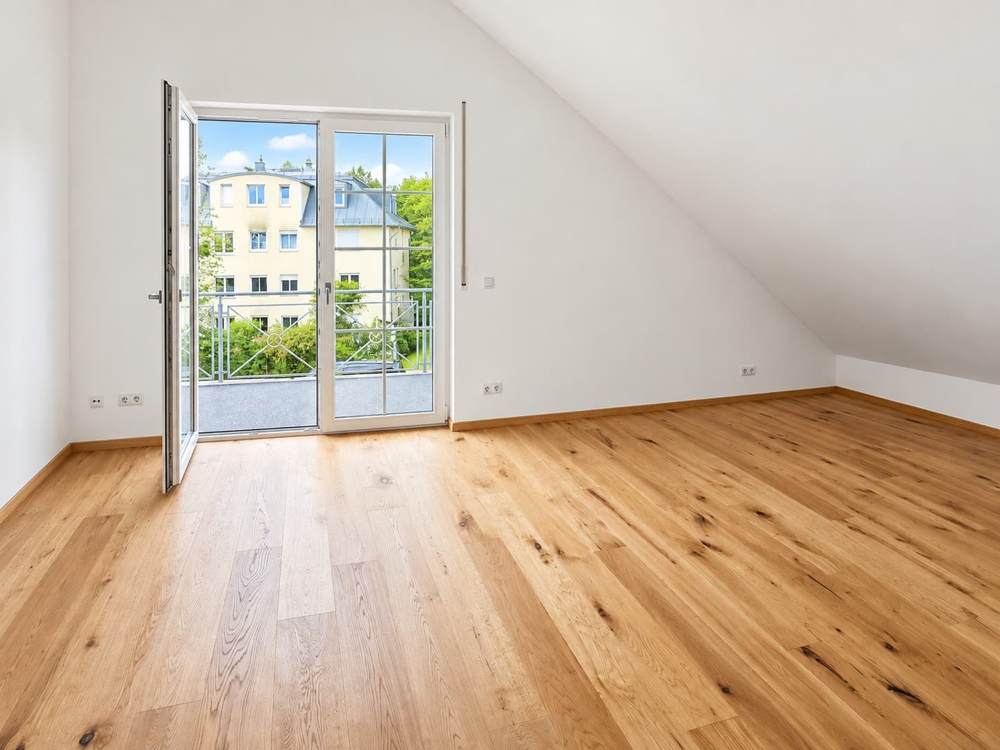 Schöne DG-Wohnung mit Einbauküche im Herzen Haar's