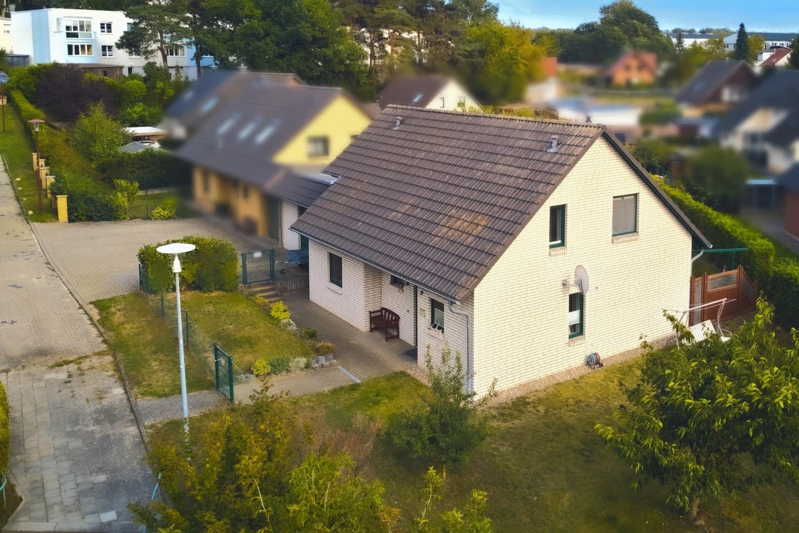 Frisch renoviertes Einfamilienhaus mit Garten, Doppelgarage und Terrasse