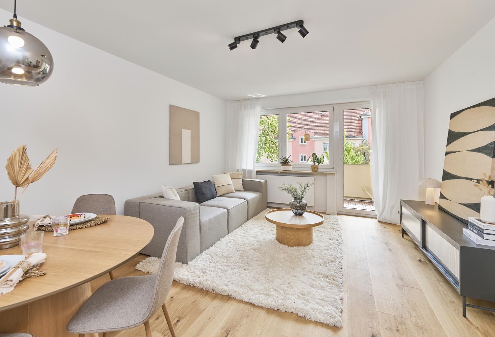 Erstbezug nach Sanierung: Helle 3-Zi.-Wohnung mit grünem Innenhof und sonnigen Balkon - von privat