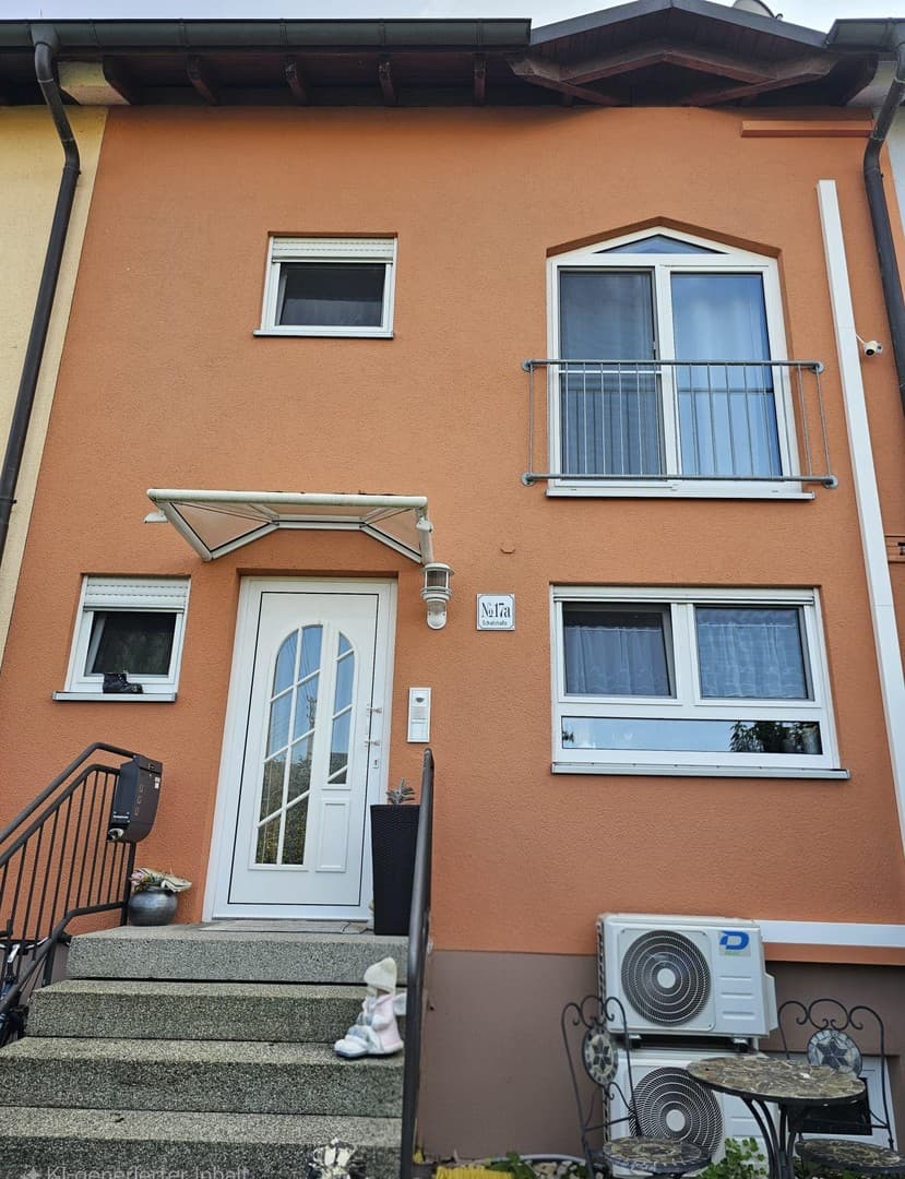 Exklusives Reihenmittelhaus mit Pool und Klimaanlage