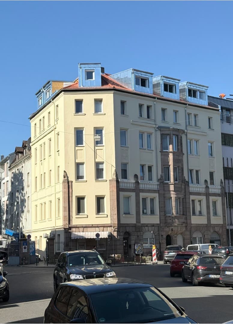 Erstbezug nach Sanierung! Helle 3,5 Zi.-DG-Whg. mit Balkon, Klimaanlage und Burgblick.