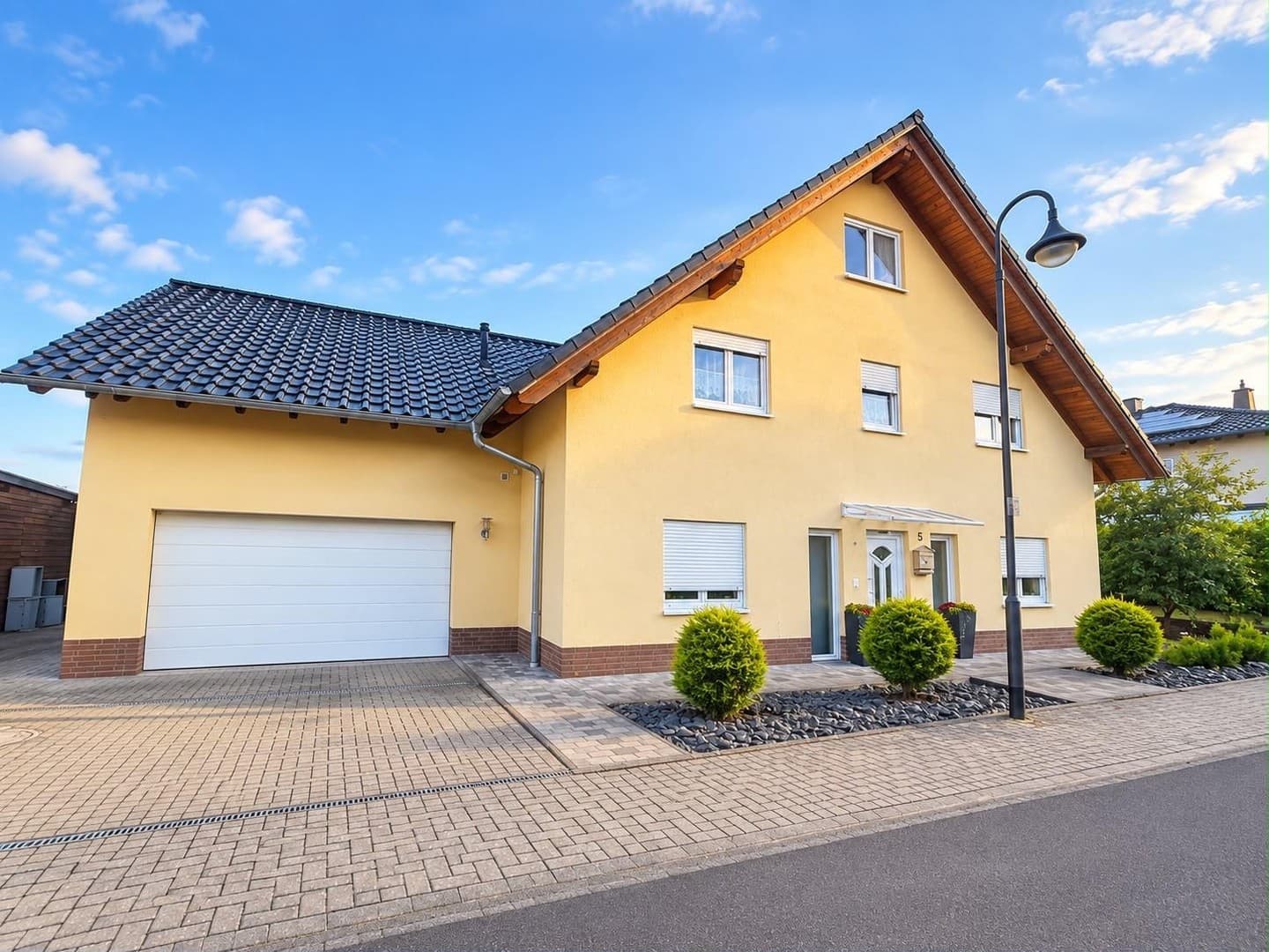 Platz für die ganze Familie: EFH am Feldrand mit Doppelgarage, PV & Sauna – provisionsfrei