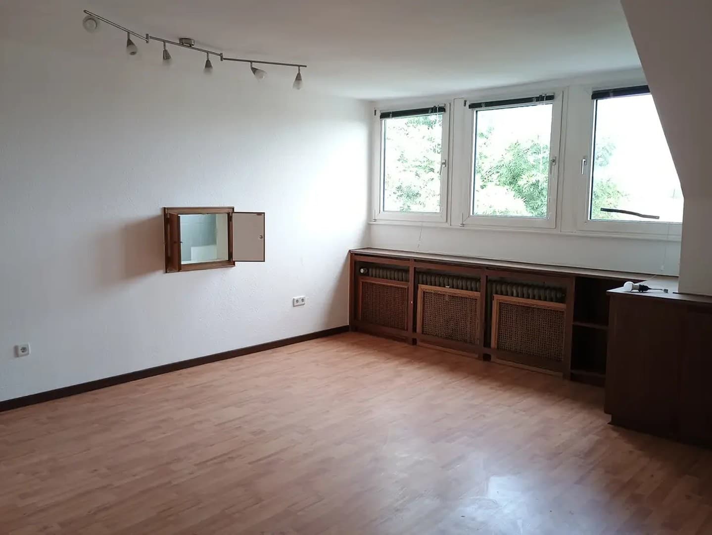 Helle Dachgeschoss-Wohnung mit großem West-Balkon