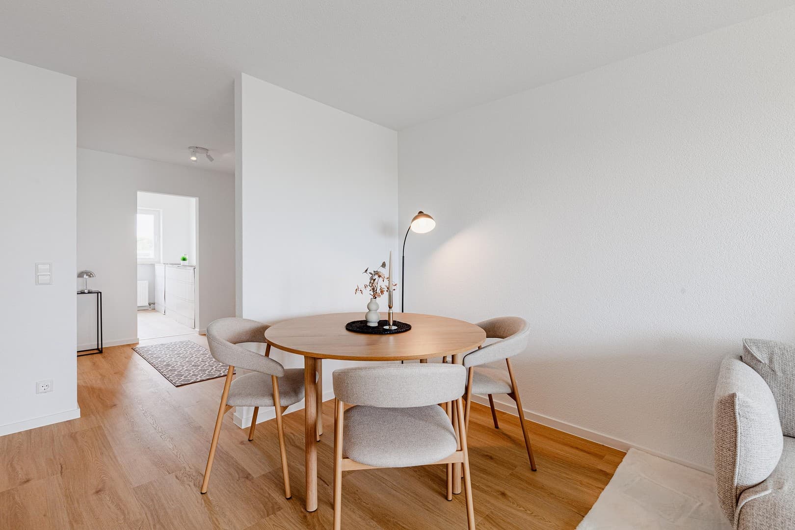 WOHNJUWEL: Helle 4 Zimmer mit zwei Balkonen & TG-Stellplatz