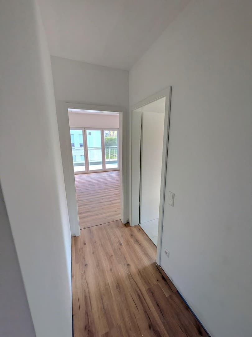 Moderne Wohlfühloase: Helle 3- bis 4-Zimmer-Obergeschosswohnung mit Balkon als Erstbezug