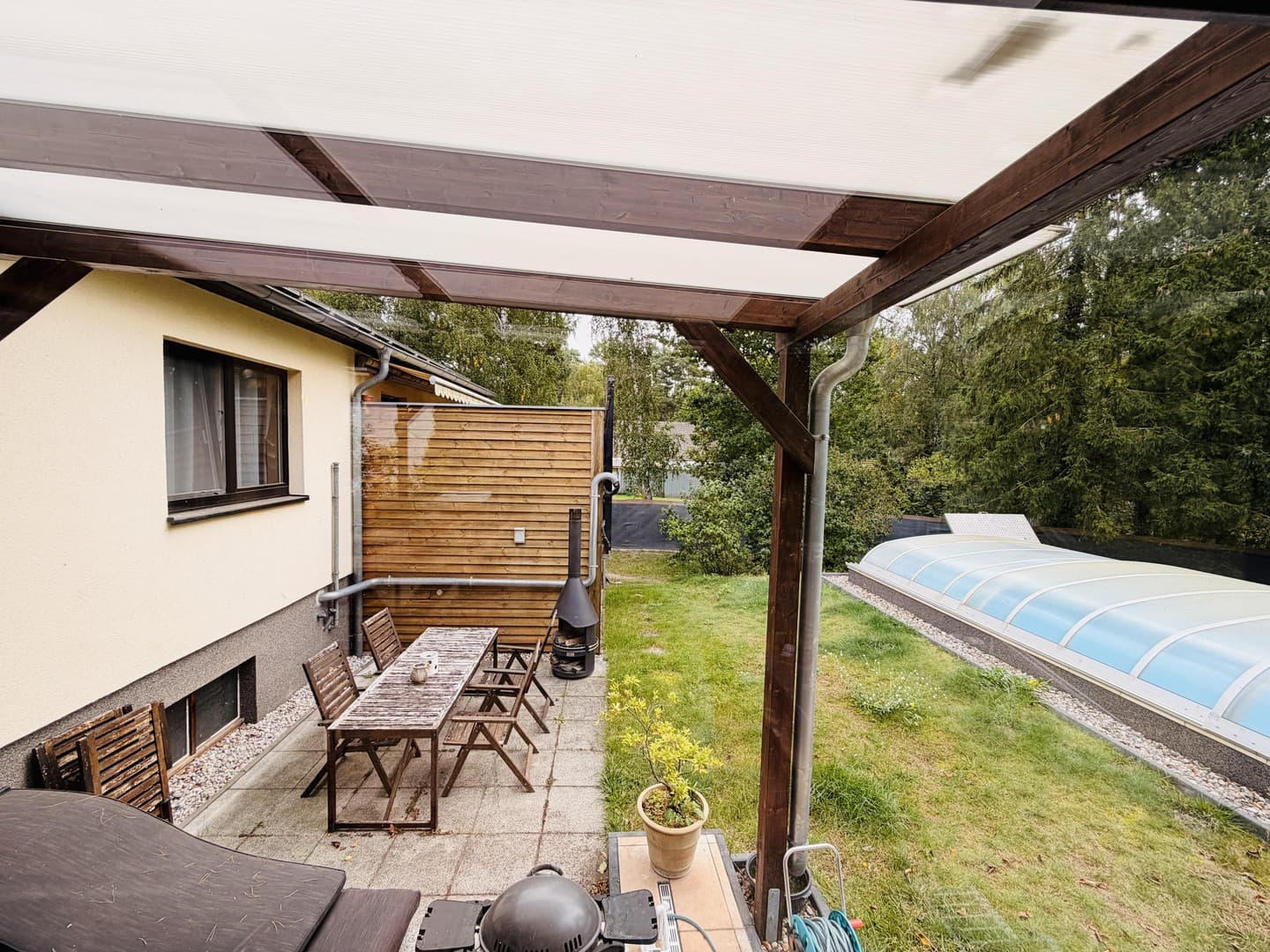 Traumhafte Wohnung in EFH mit Kamin, Garten, Pool, Wintergarten