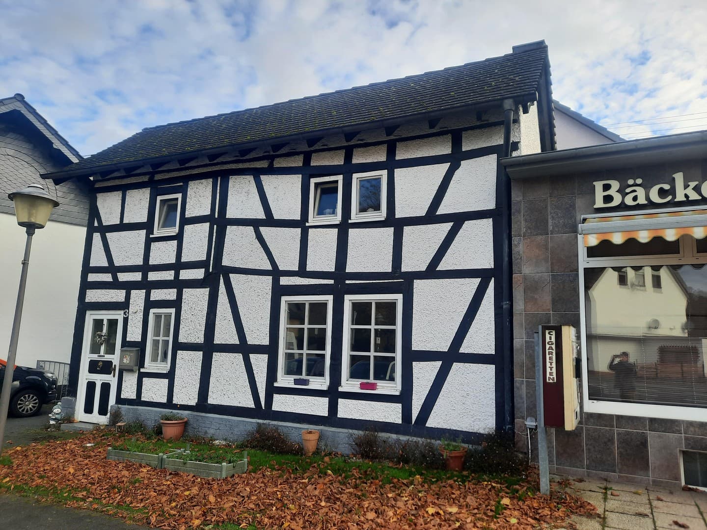 REIZVOLLES KNUSPERHÄUSCHEN MIT MODERNEM INNENLEBEN