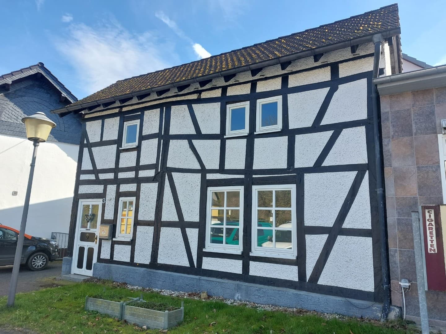 REIZVOLLES KNUSPERHÄUSCHEN MIT MODERNEM INNENLEBEN