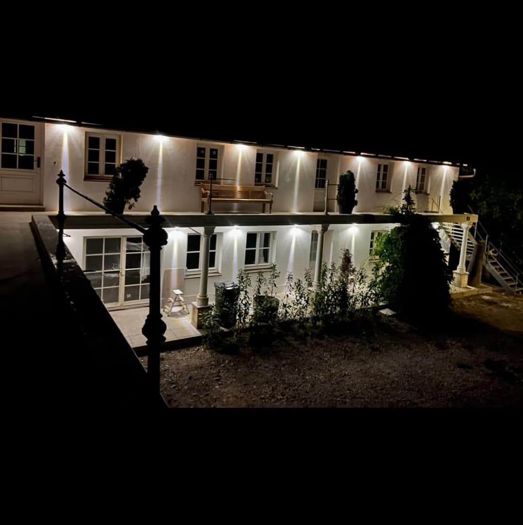 Lichtdurchflutete 4,5 Zimmer Galerie-Mansardenwohnung im historischen Dreiseithof in Gilching
