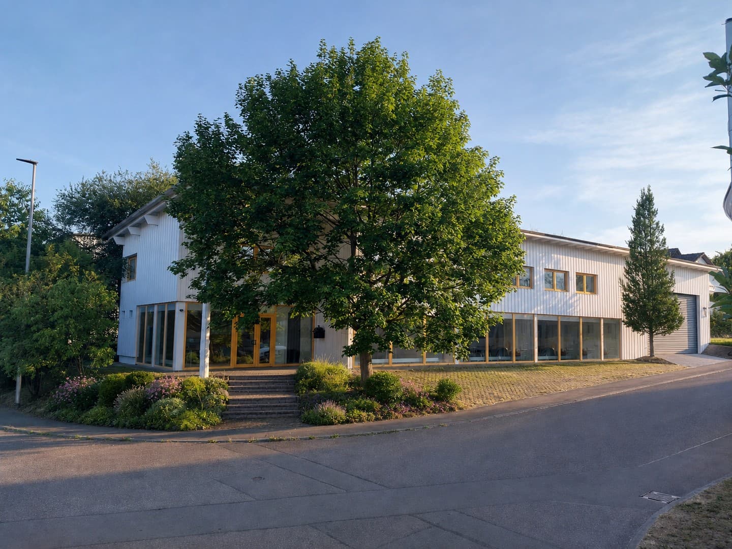 Wohnen & Arbeiten unter einem Dach – 479 m², 2 Wohnungen, Büros + Halle und Garten