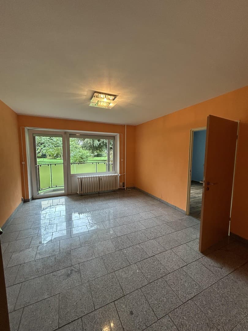 Helle 3,5-Zimmer-Wohnung mit Küche, Balkon & Stellplatz