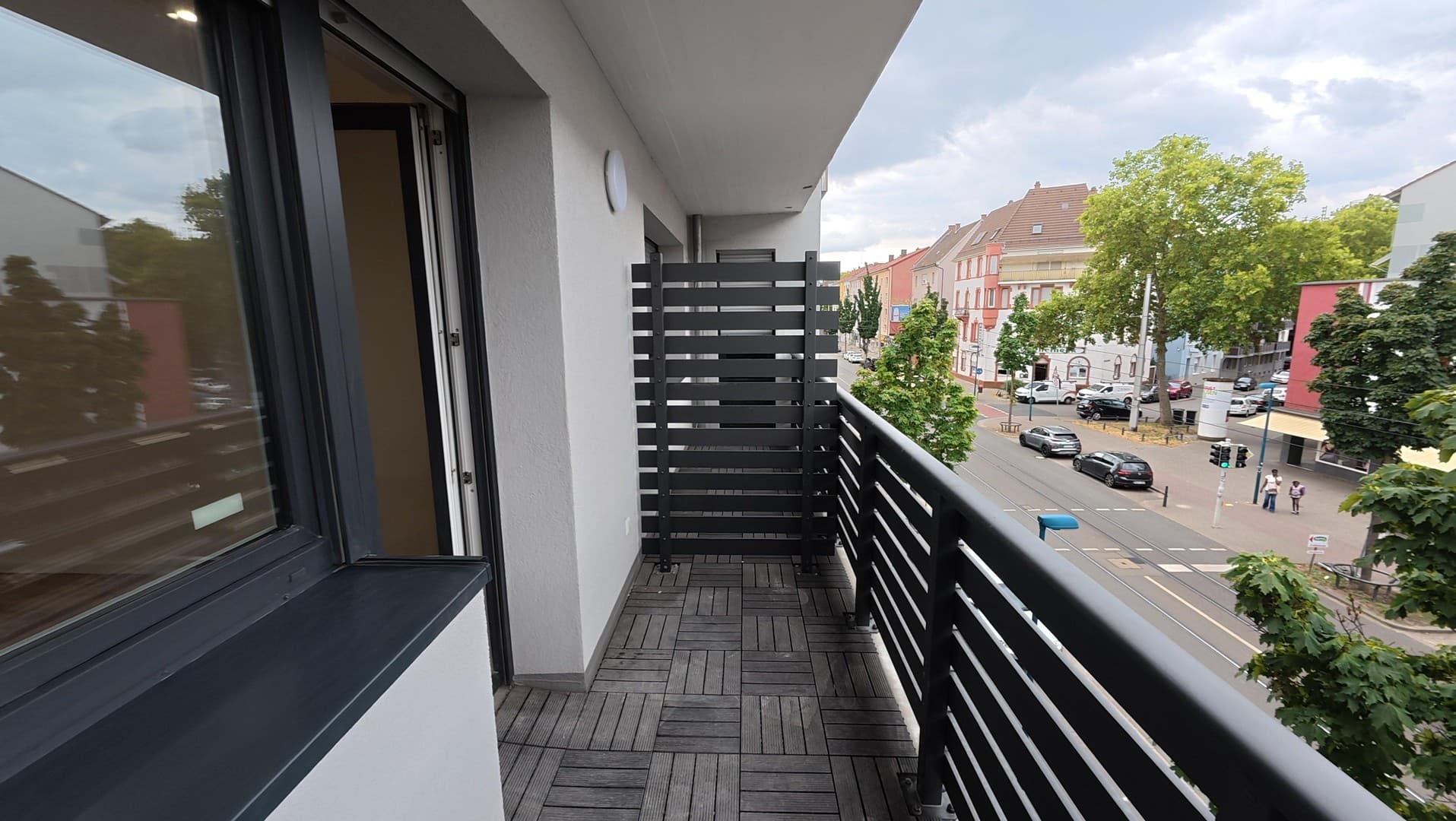 ++TOP komplett neu renovierte 2 ZKB++neue Einbauküche++Balkon++Parkett