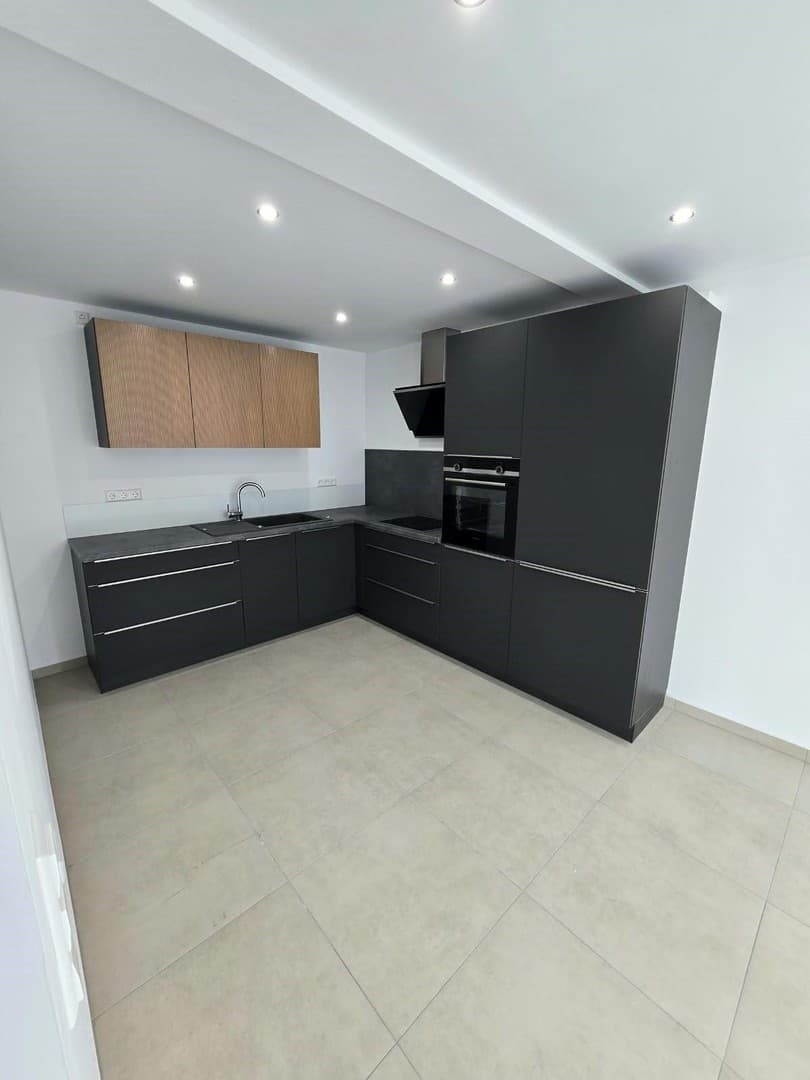 ++TOP komplett neu renovierte 2 ZKB++neue Einbauküche++Balkon++Parkett