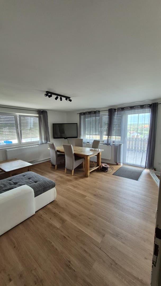 Großzügig sanierte 4 Zimmer Wohnung mit neuer Einbauküche, sonnigem Balkon und traumhaftem Weitblick
