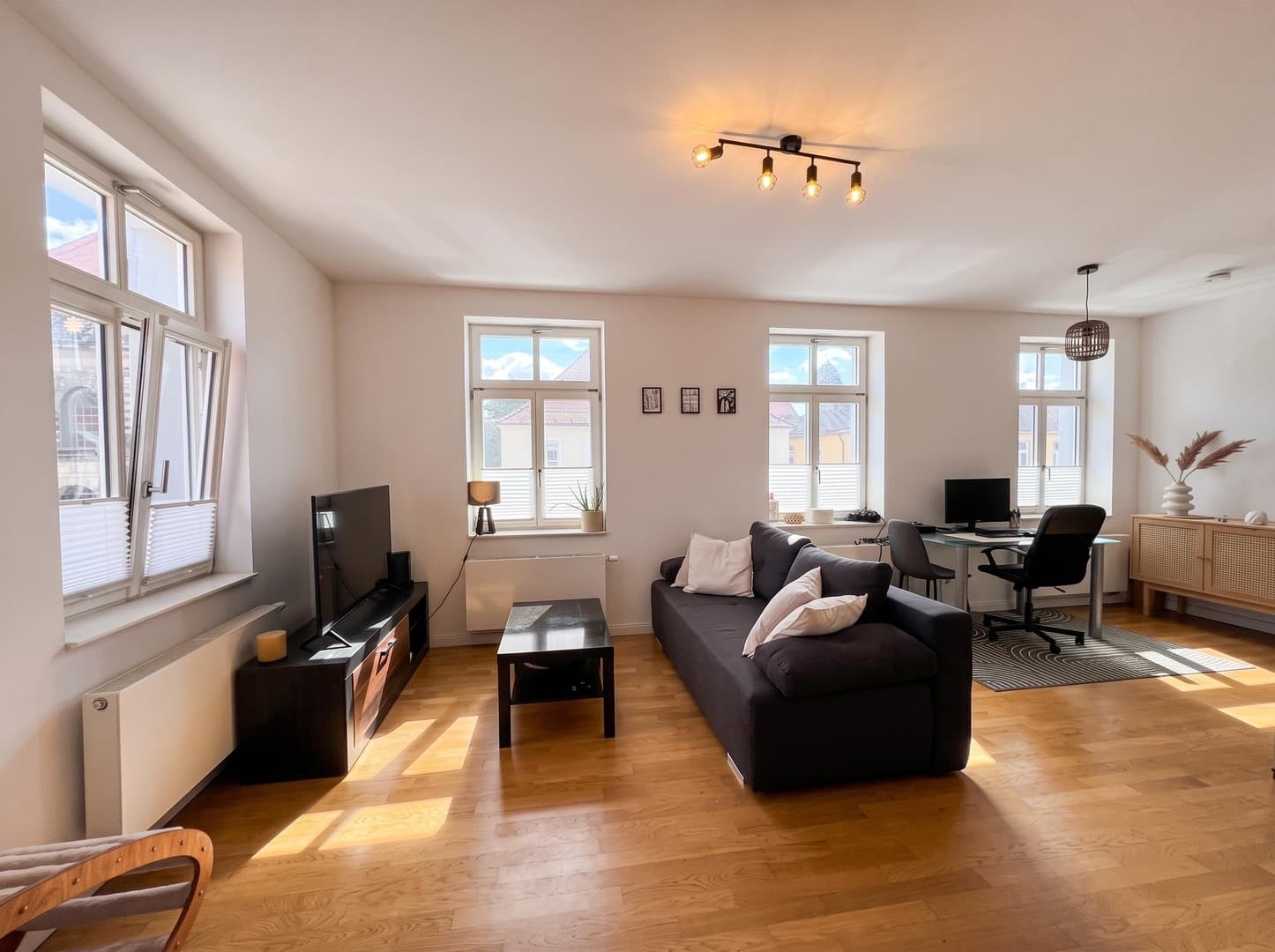 Helle 2-Zi-Wohnung mit historischem Flair - modernisierter Altbau mit Einbauküche und Tageslichtbad