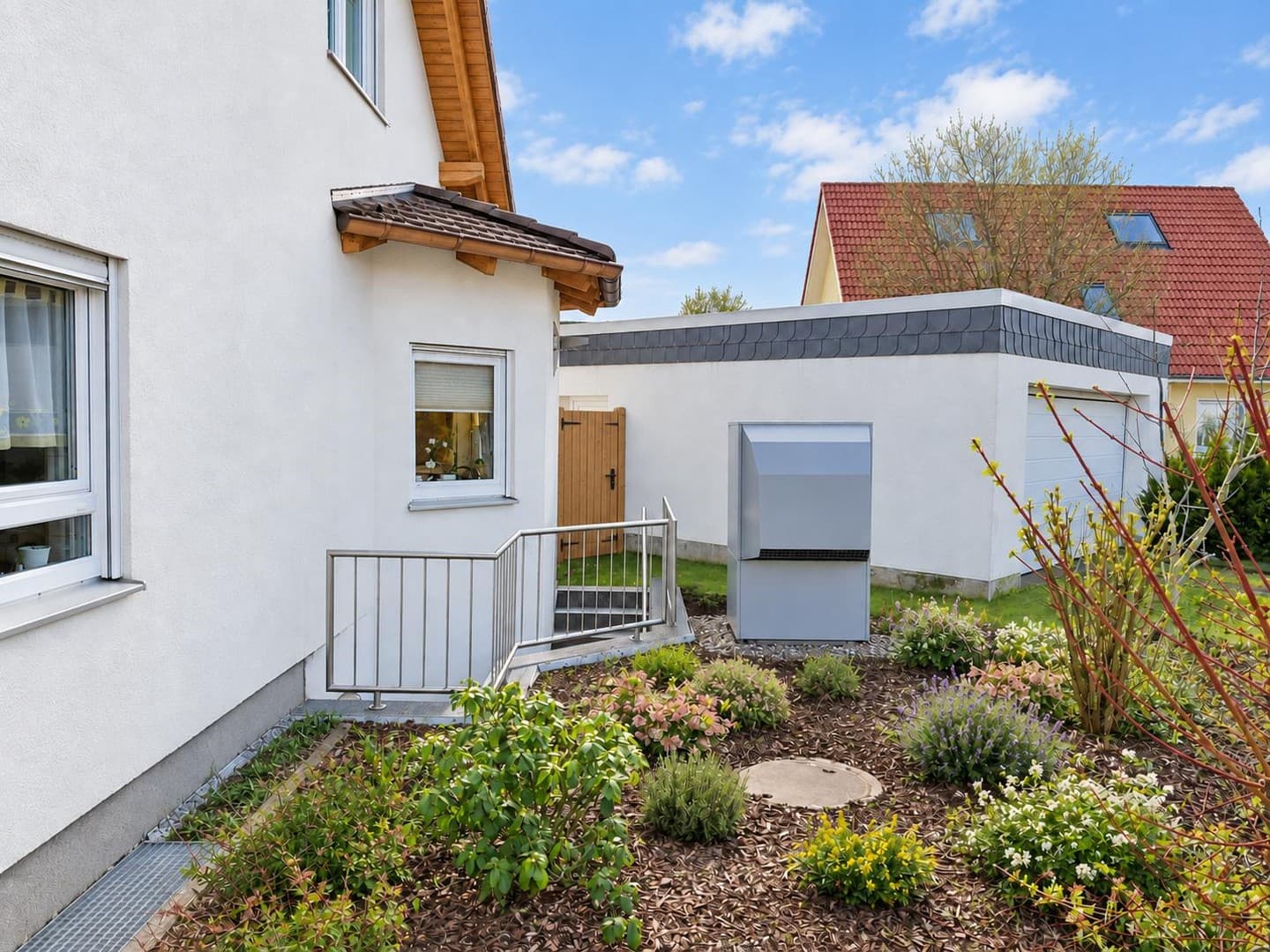 Haus für drei Generationen mit Einliegerwohnung Wärmepumpe und Photovoltaik provisionsfrei