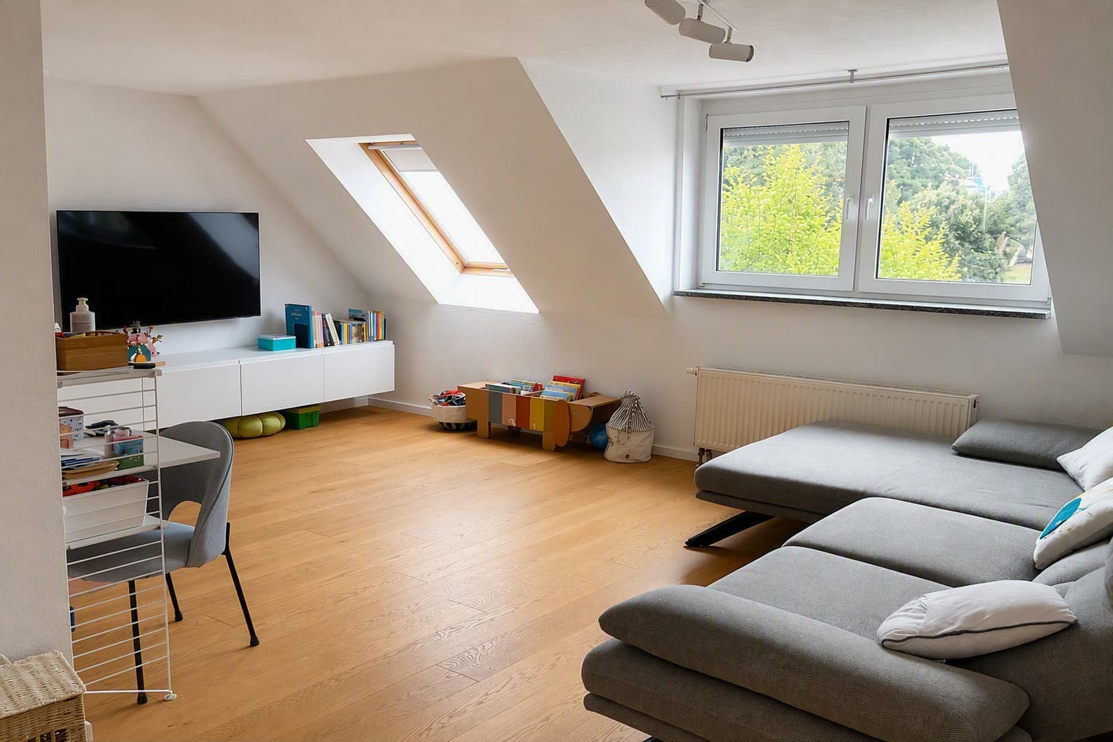 Wohnen wie im Haus: Modernisierte Maisonette auf zwei Ebenen mit Dachterrasse und Garage