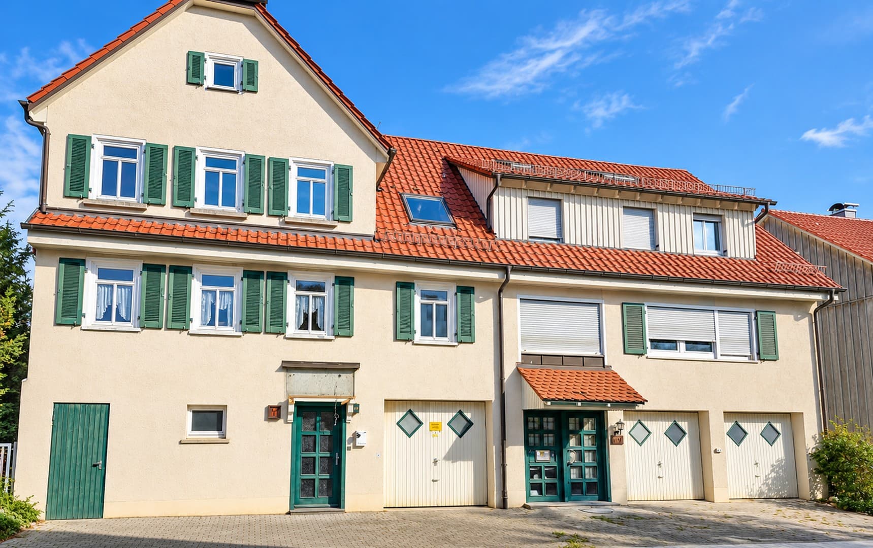 Großzügiges Mehrgenerationenhaus mit riesigem Garten, 3 Garagen und viel Potenzial in Bad Boll