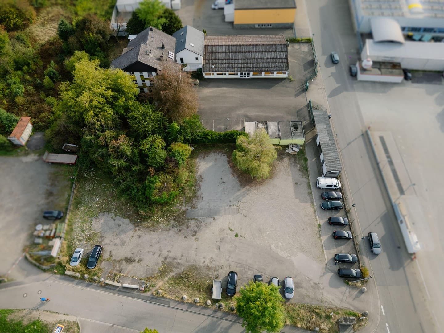 Großes Gewerbegrundstück in Umkirch: Bestand mit 6 Einheiten + Lagerhalle + Entwicklungsfläche