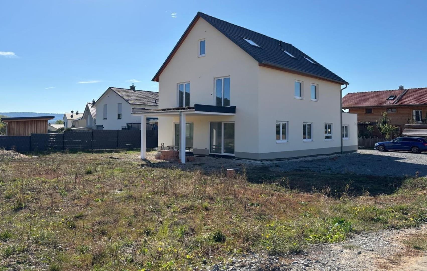 3 Zimmer EG-Wohnung mit traumhaftem Ausblick, großer Terrasse + Garten