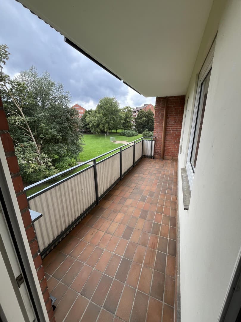 Lichtdurchflutete 4-Zimmerwohnung mit Balkon und Einbauküche zu sofort zu vermieten.