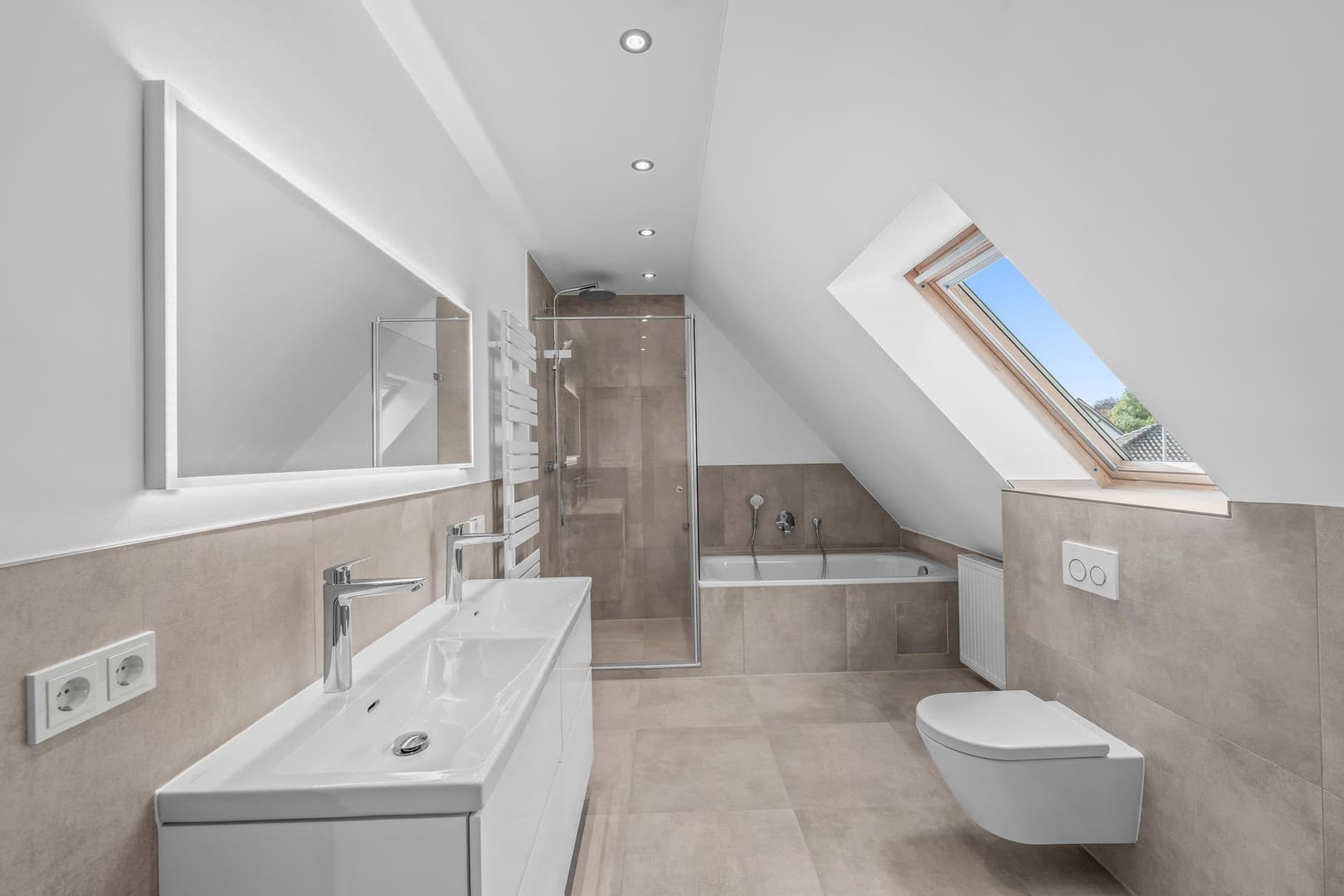 Hochwertig sanierte 5-Zimmer-DG-Wohnung mit großem Balkon und 2 Stellplätzen