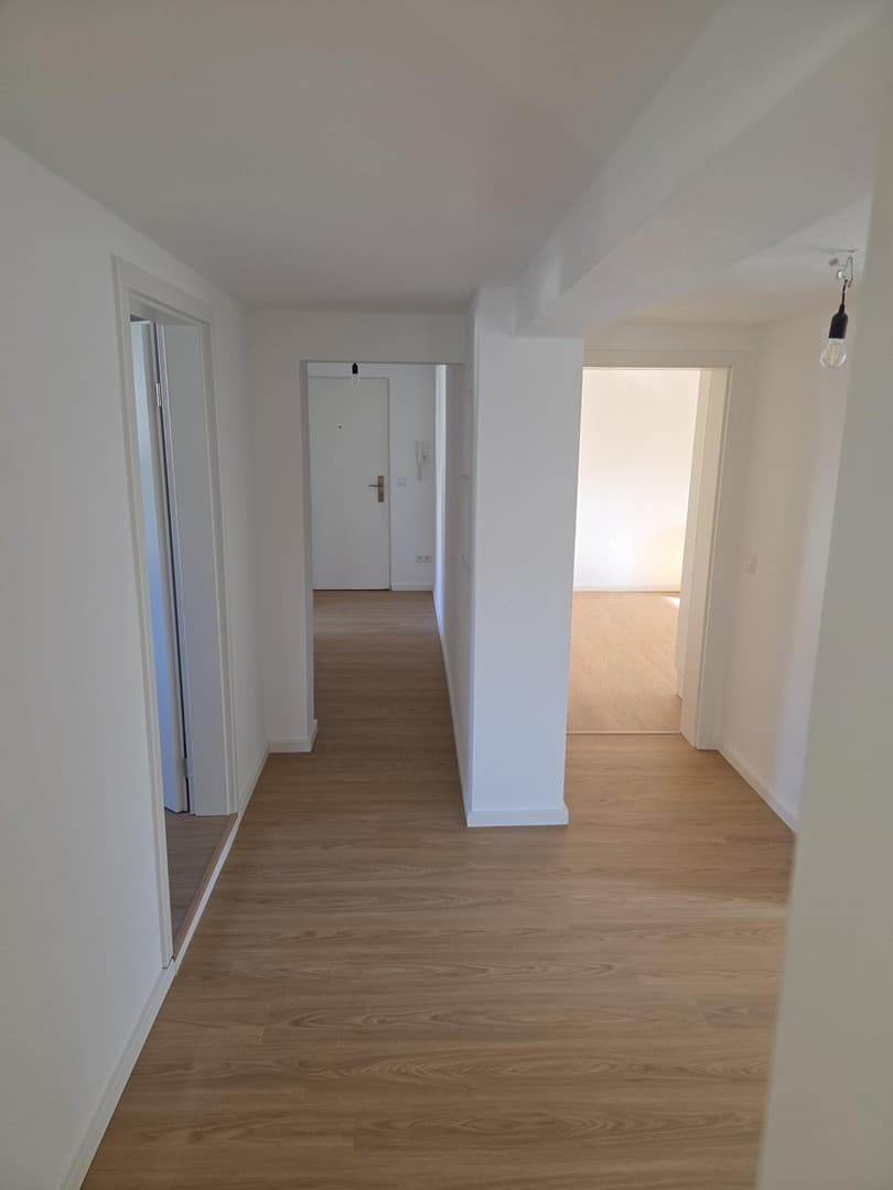 Frisch renoviert: 4-Zimmer-Wohnung mit ca. 93 m² – Küche und Stellplatz inklusive