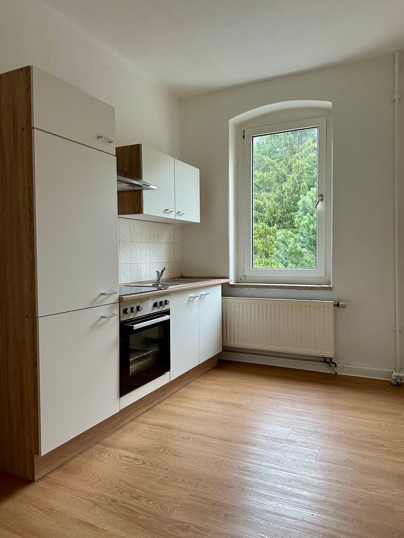 Frisch renoviert, EBK + Stellplatz inklusive: 67 m² Altbau für nur 371 € kalt!