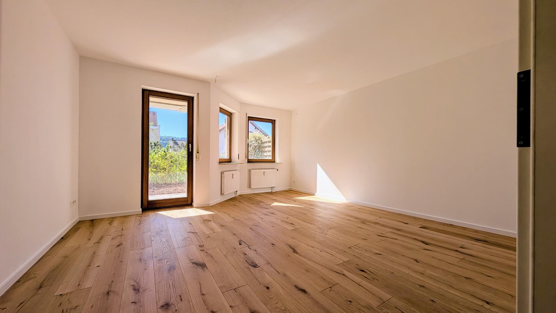SELTENE CHANCE - renovierte 3-Zi mit Garten, 2 Terrassen & TG-Stellplatz, barrierearm *o. Provision*