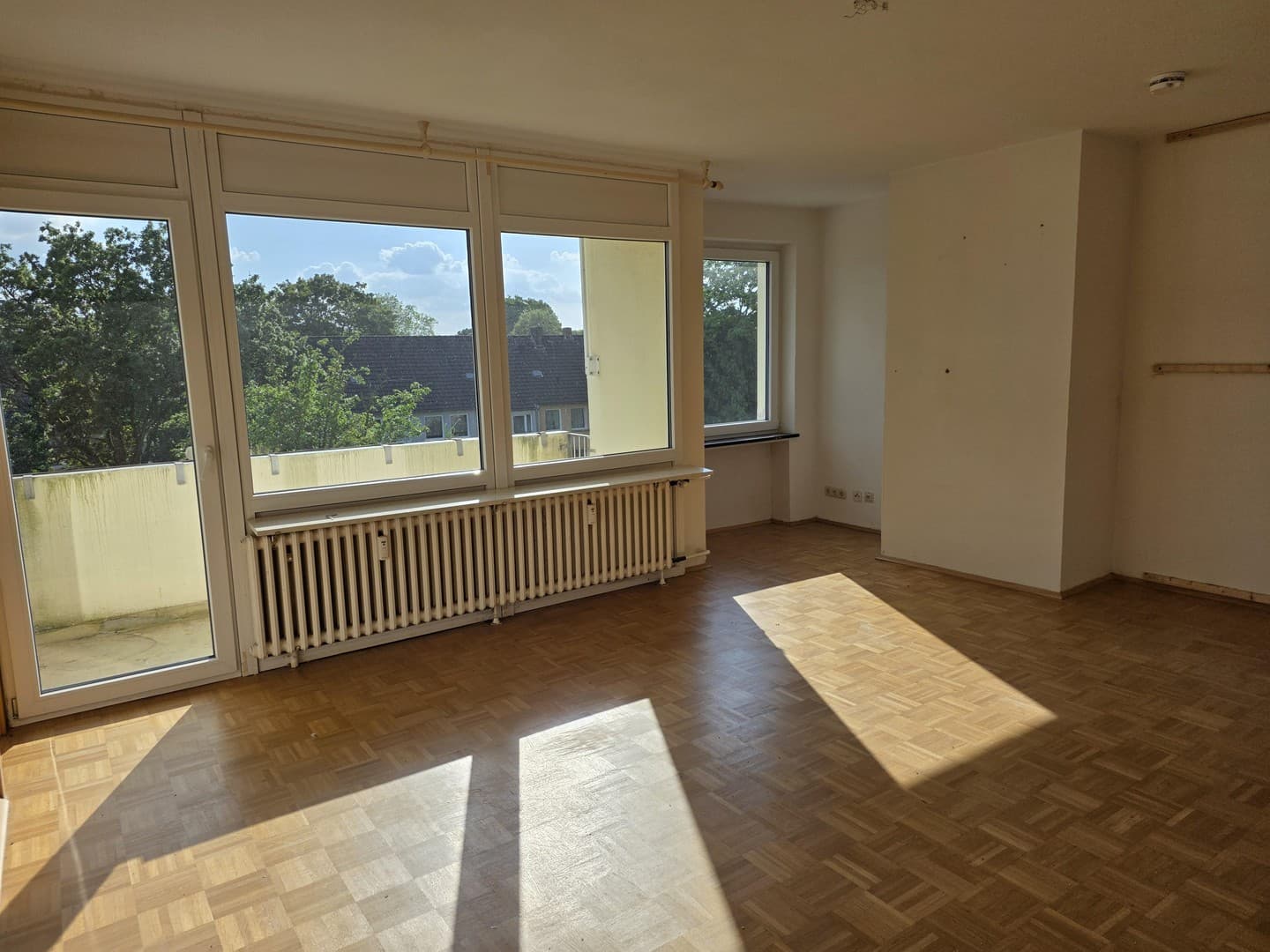 Helle 1-Zimmer-Wohnung mit großem Sonnenbalkon direkt an der Regattabahn – ab Januar 2027 verfügbar